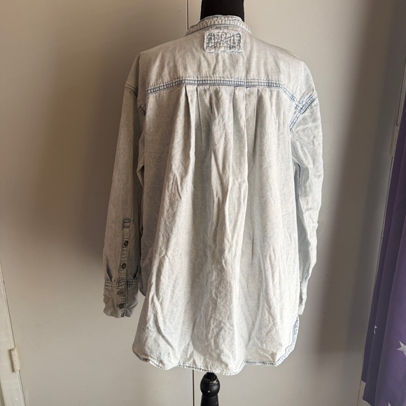 We The Free Tuck Denim Shirt Women’s Size Medium Oversized Fit Faded Blue - Picture 11 of 15
